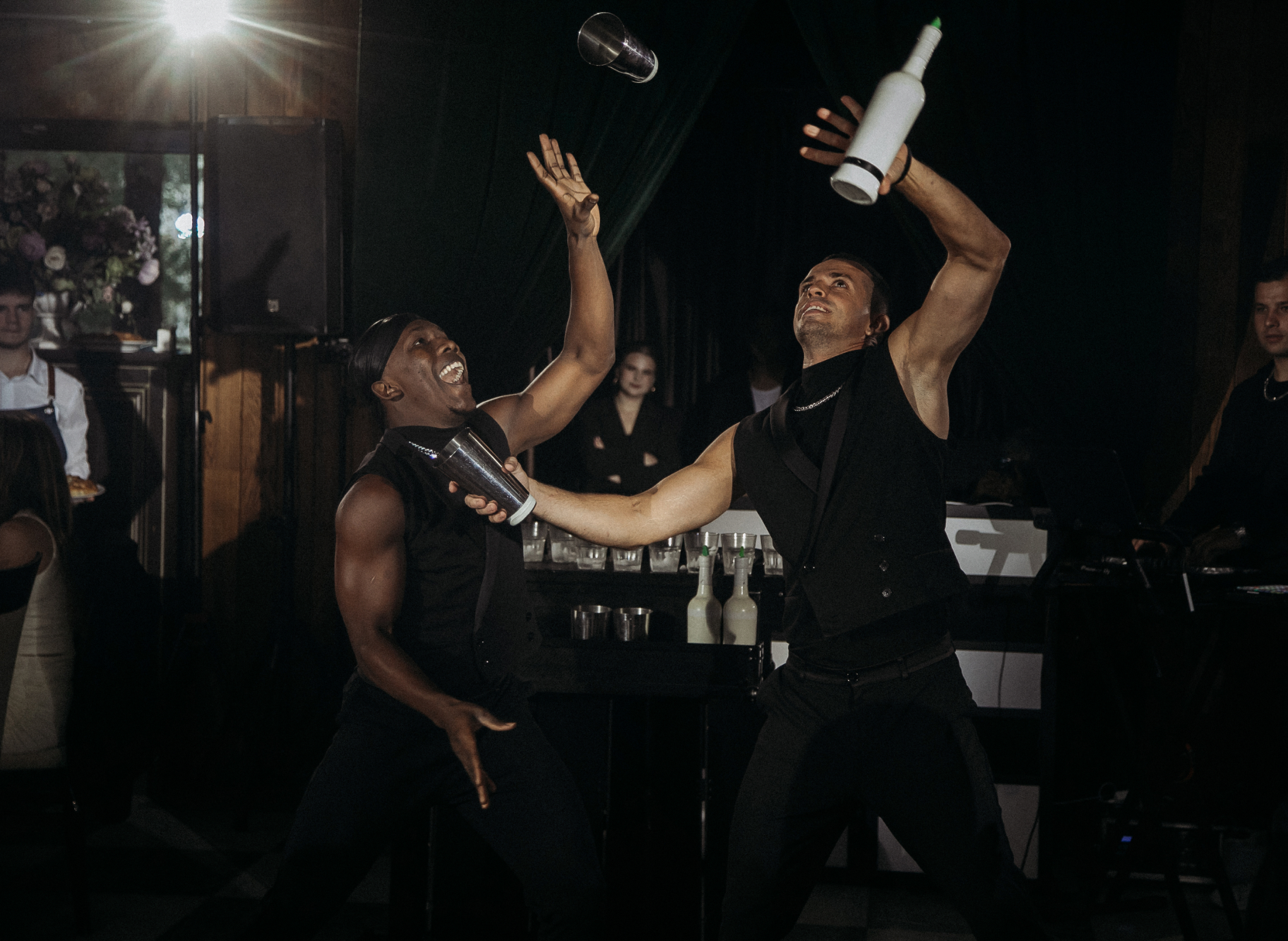 бармен-артист ART BAR флейринг жонглирование бутылками на мероприятии черно-белый стиль