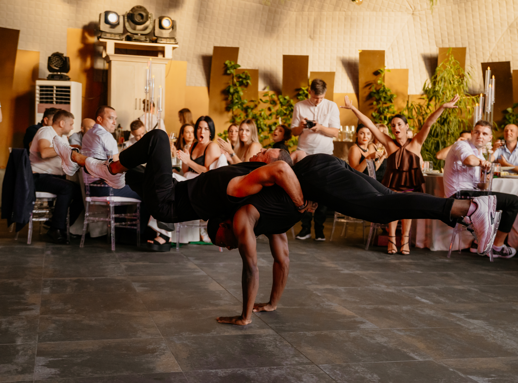 акробатическое шоу ART BAR акробат выполняет трюк на свадьбе